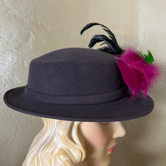 GRACEFUL DRK. COBALT BLUE FELT DESIGNER VINTAGE FEDORA + MULTICOLRED FEATHERS - Picture 5 of 13